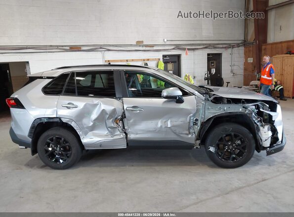 4T3RWRFV5RU112668 2024 TOYOTA RAV4 HYBRID Silver Widok wnętrza z tyłu