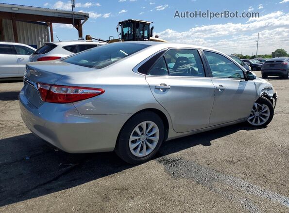 4T4BF1FK9GR526749 2016 TOYOTA CAMRY Серебряный Задняя правая четверть