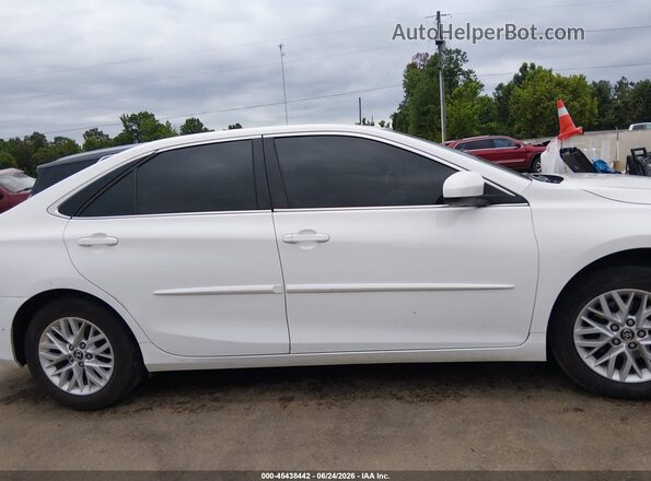 4T4BF1FK9GR542854 2016 TOYOTA CAMRY White Widok wnętrza z tyłu
