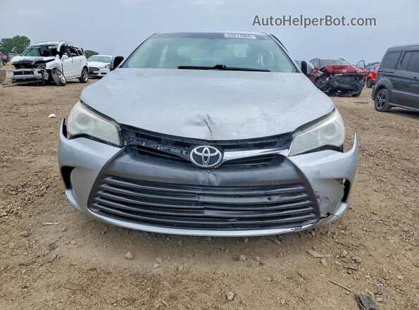 4T1BF1FKXHU675733 2017 TOYOTA CAMRY Серебряный Вид сзади