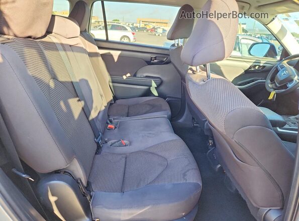 5TDCZRAH1NS550632 2022 TOYOTA HIGHLANDER Silver Вид задньої частини салону