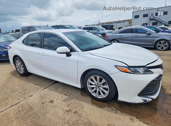 4T1B11HK5JU074019 2018 TOYOTA CAMRY White Вид спереду