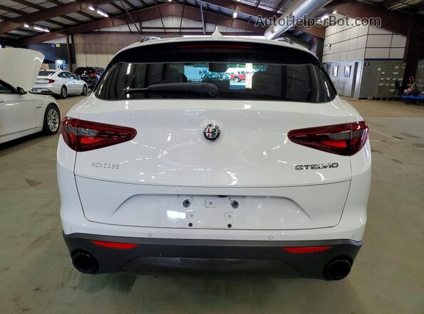 ZASPAJAN1N7D47094 2022 ALFA ROMEO STELVIO White Widok wnętrza z przodu