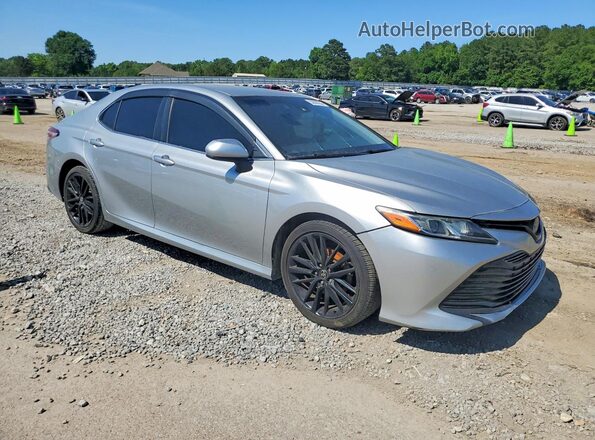 4T1B11HK8JU561702 2018 TOYOTA CAMRY Серебряный 