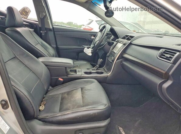 4T1BF1FKXHU675733 2017 TOYOTA CAMRY Серебряный Вид панели приборов