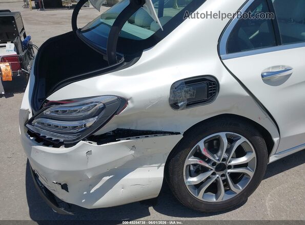 55SWF4JB3HU206103 2017 MERCEDES-BENZ C-CLASS White Widok z przodu