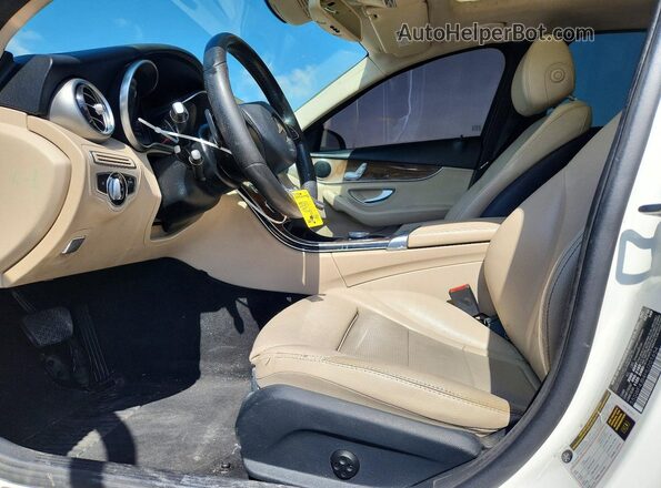 55SWF4JB4HU201654 2017 MERCEDES-BENZ C Белый Вид салона спереди