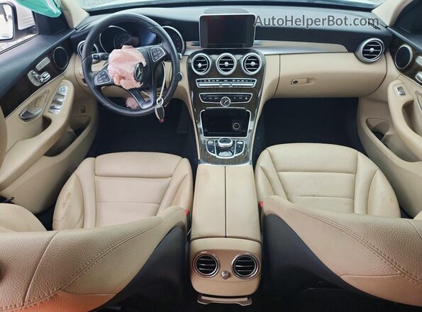 55SWF4JBXJU268362 2018 MERCEDES-BENZ C Белый Вид панели приборов