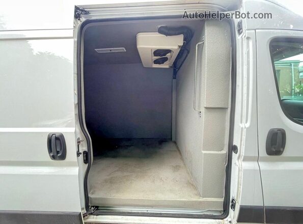 3C6TRVDG1KE563504 2019 RAM PROMASTER White Front interior view