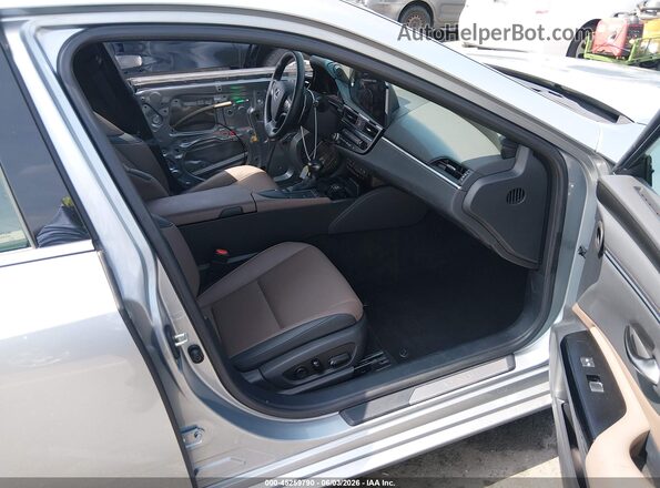 58ADA1C17NU017570 2022 LEXUS ES 300H Silver Widok wnętrza z przodu