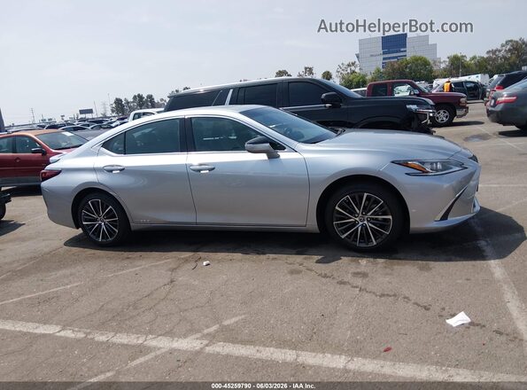58ADA1C17NU017570 2022 LEXUS ES 300H Silver Widok wnętrza 360 stopni
