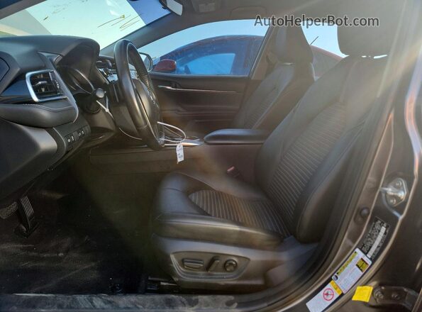 4T1B11HK4JU043232 2018 TOYOTA CAMRY Gray Widok deski rozdzielczej