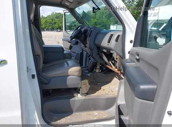 5BZAF0AA2LN850794 2020 NISSAN NV PASSENGER NV3500 HD White Սալոնի դիմացի տեսք