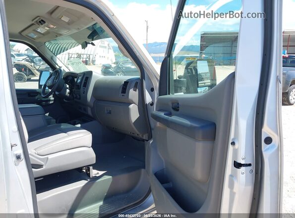 5BZBF0AA2JN852286 2018 NISSAN NV PASSENGER NV3500 HD Silver Вид салону спереду