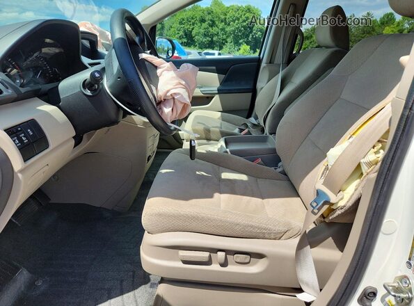 5FNRL5H36GB099087 2016 HONDA ODYSSEY White Front interior view