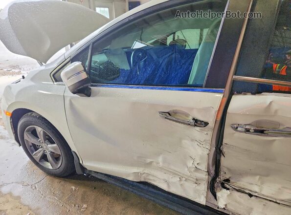 5FNRL6H79JB084423 2018 HONDA ODYSSEY White Вид салону спереду