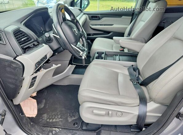 5FNRL6H88JB020401 2018 HONDA ODYSSEY Silver Front interior view