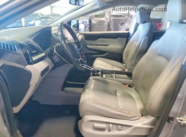5FNRL6H9XJB099501 2018 HONDA ODYSSEY Silver Front interior view