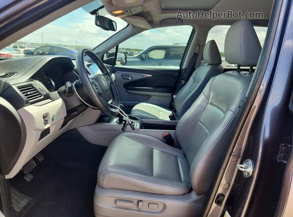 5FNYF5H51JB010067 2018 HONDA PILOT Gray Front interior view