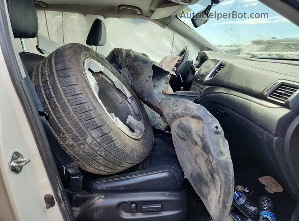 5FNYF5H55JB012422 2018 HONDA PILOT White Front interior view