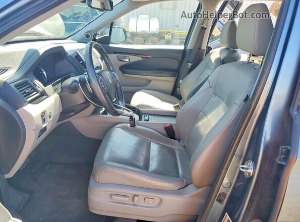 5FNYF6H00HB062021 2017 HONDA PILOT Turquoise Вид салону спереду