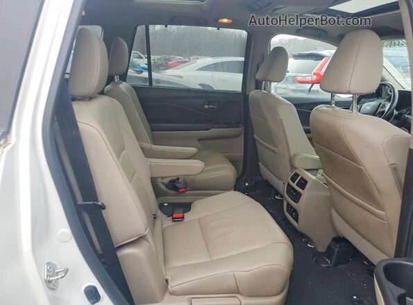 5FNYF6H01JB036372 2018 HONDA PILOT White Հետևի նստատեղերի տեսք
