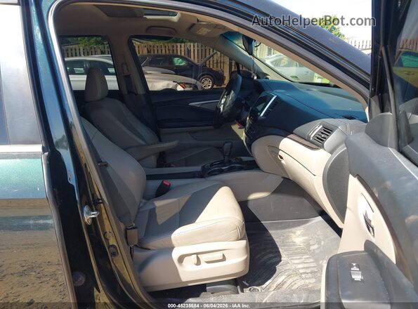 5FNYF6H53JB064024 2018 HONDA PILOT Черный Вид салона спереди