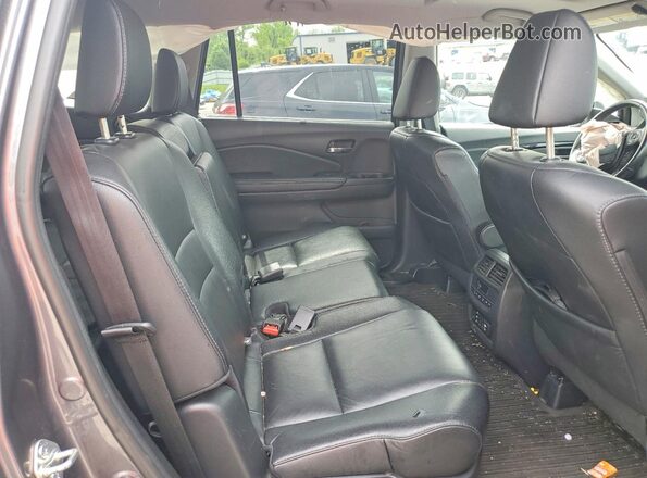 5FNYF6H91HB084656 2017 HONDA PILOT Gray Вид задніх сидінь