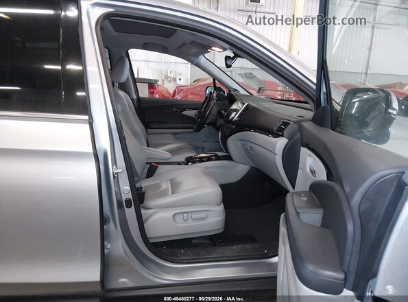 5FNYF6H93HB015726 2017 HONDA PILOT Серебряный Вид салона спереди