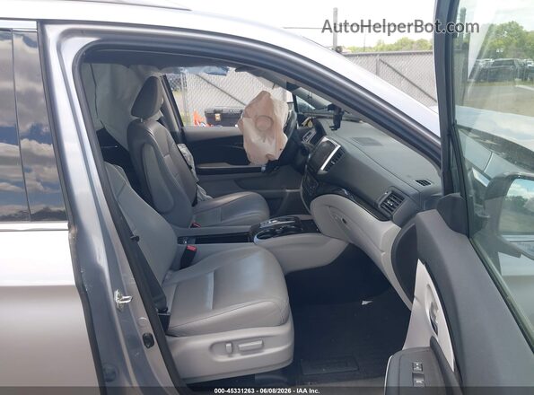 5FNYF6H98JB005649 2018 HONDA PILOT Серебряный Вид салона спереди