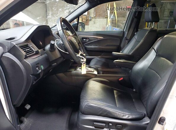 5FNYF8H56LB021098 2020 HONDA PASSPORT White Вид салону спереду