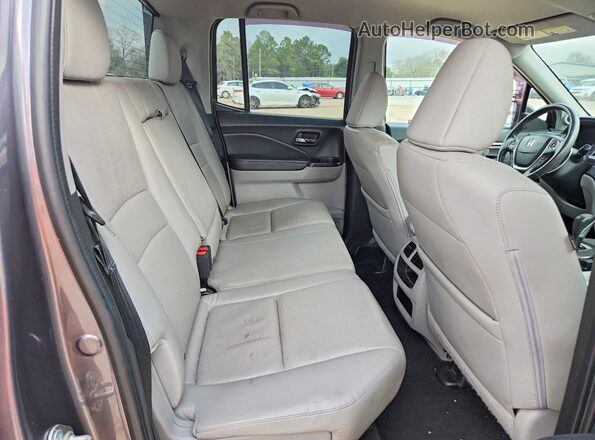5FPYK2F62HB009274 2017 HONDA RIDGELINE Gray Vista de los asientos traseros