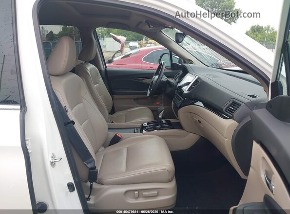 5FPYK3F72HB010682 2017 HONDA RIDGELINE White Front interior view