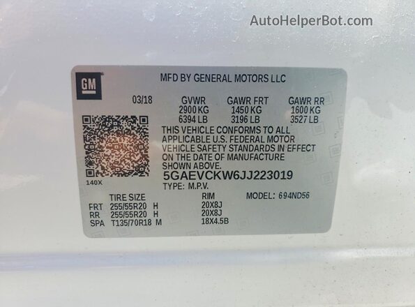 5GAEVCKW6JJ223019 2018 BUICK ENCLAVE White Widok naklejki z numerem VIN
