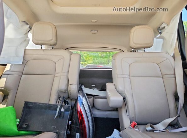 5LM5J7XC4RGL01587 2024 LINCOLN AVIATOR Gray Rear seats view