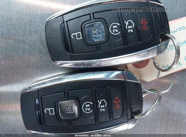 5LMCJ1C91JUL23423 2018 LINCOLN MKC Красный Вид панели приборов