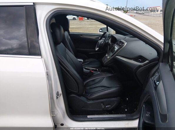 5LMCJ1C93HUL61536 2017 LINCOLN MKC White Вид салону спереду