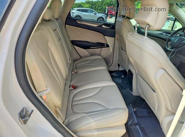 5LMCJ1C95JUL14837 2018 LINCOLN MKC White Vista interior trasera