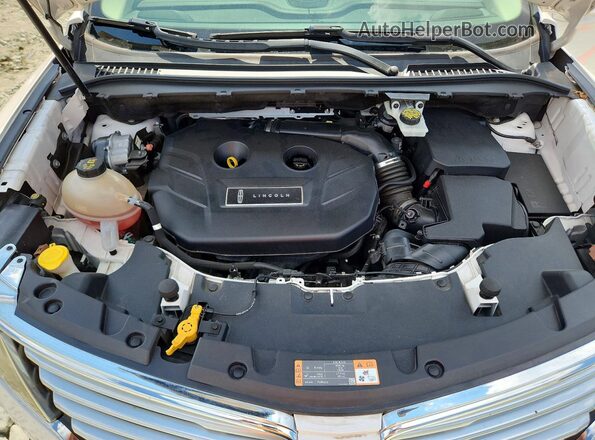 5LMCJ1C95JUL14837 2018 LINCOLN MKC White Vista del compartimento del motor