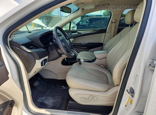 5LMCJ1C95JUL14837 2018 LINCOLN MKC White Vista interior delantera
