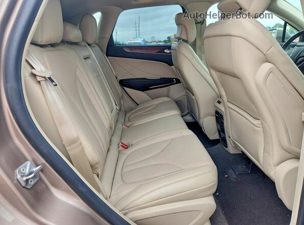 5LMCJ2C91KUL17225 2019 LINCOLN MKC Tan Вид задньої частини салону