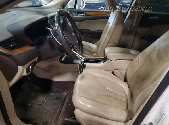 5LMCJ2C95HUL69062 2017 LINCOLN MKC Cream Вид салону спереду