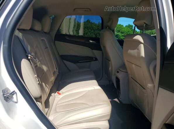5LMCJ2D92JUL20275 2018 LINCOLN MKC White უკანა სალონის ხედი