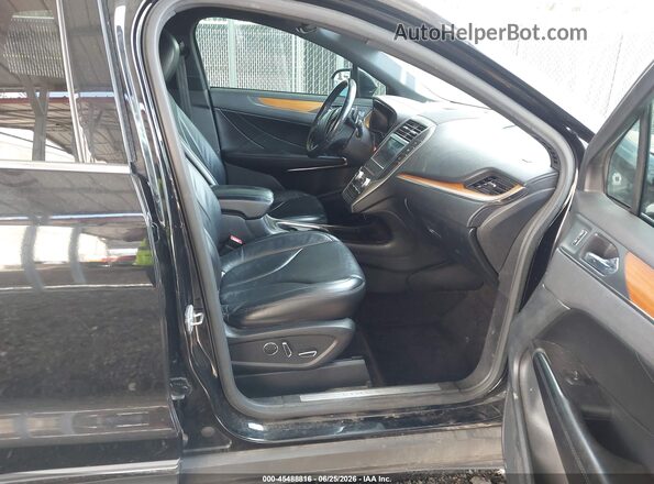 5LMCJ3C92HUL14249 2017 LINCOLN MKC Black Front interior view