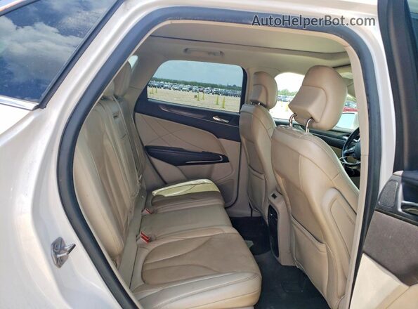 5LMCJ3C95JUL31200 2018 LINCOLN MKC White Вид задньої частини салону