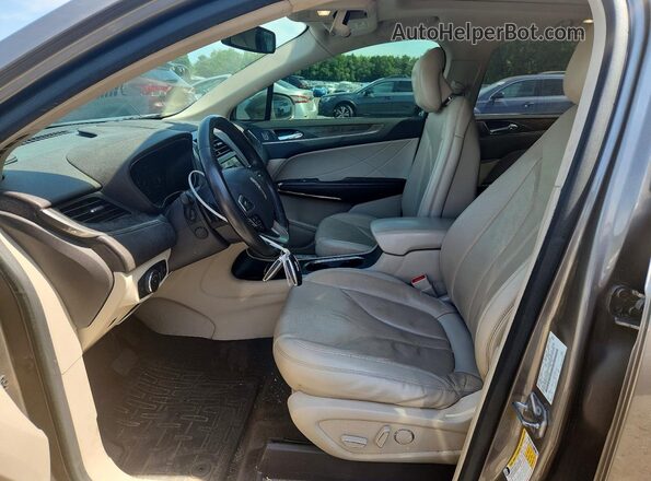 5LMCJ3D92HUL21488 2017 LINCOLN MKC Коричневый Вид салона спереди