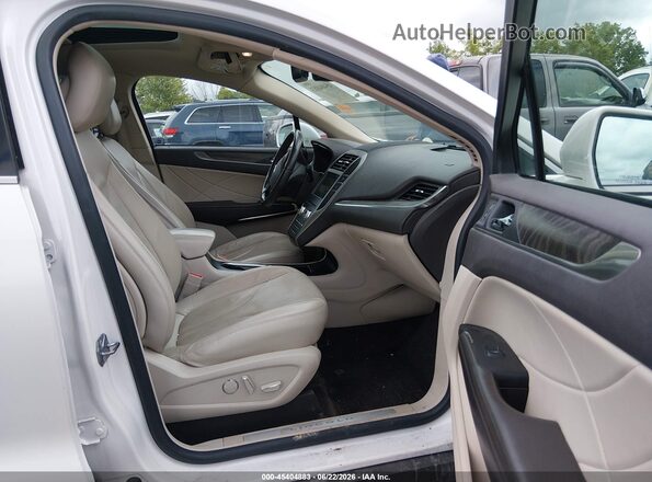 5LMCJ3D97HUL55801 2017 LINCOLN MKC White Вид салону спереду