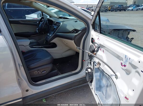 5LMCJ3D97KUL02717 2019 LINCOLN MKC Белый Вид салона спереди