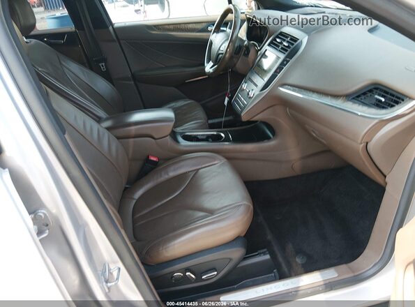 5LMCJ3D99HUL04977 2017 LINCOLN MKC Silver Widok wnętrza z przodu