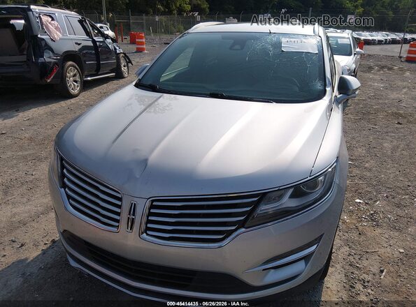 5LMCJ3D99HUL04977 2017 LINCOLN MKC Silver Widok z przodu
